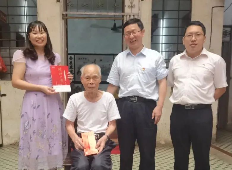 中秋慰问送真情 浓浓眷注暖人心——白云山js33333金沙线路检测公司慰问首届天下劳模陈雨池